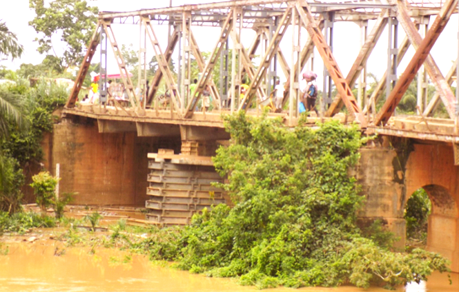 The weak bridge whose reconstruction has been abandoned by the contractor Pictures: SAMUEL KYEI-BOATENG Birim bridge renovation stalls due to lack of logistics